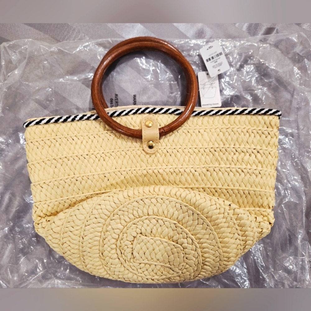 2/22$ - NWT - Stylish Cream Straw Tote Bag with Wooden Handles